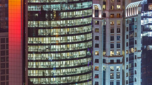 ガラスとスチールオフィスの照明や内部の労働者の複数階建ての建物のWindowsのタイムラプス 高層ビルの夜の照明 カタール ドーハ — ストック写真