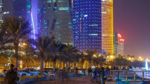 Skyline Van Doha Nachts Met Loopbrug Gezien Vanaf Corniche Timelapse — Stockfoto