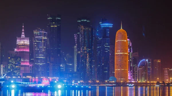 Barco Tradicional Dhow Doha Noite Timelapse Com Edifícios Modernos Fundo — Fotografia de Stock