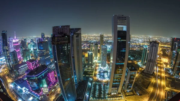 位于卡塔尔多哈的西湾地区的天际线从顶部经过 夜间从天台俯瞰现代摩天大楼的美景 路上的交通 鱼眼镜头 — 图库照片