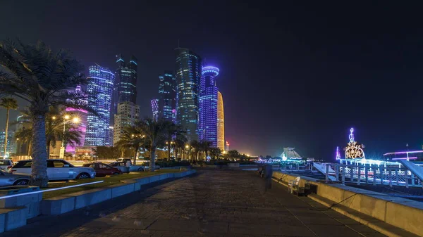 Panorama Dauhá Noci Chodníkem Vidět Corniche Timelapse Katar Palmy Čluny — Stock fotografie