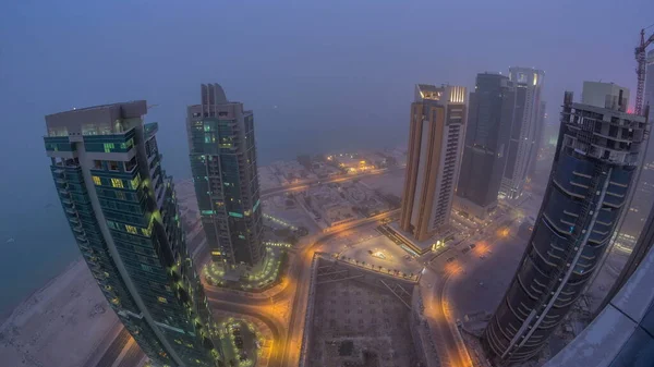 카타르 도하의 스카이라인 일부터 밤까지 카타르의 수도인 웨스트 지역을 운행하고 — 스톡 사진