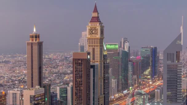 Skyline az épületek a Sheikh Zayed Road és a DIFC légi nap az éjszakai TimeLapse Dubai, UAE. — Stock videók