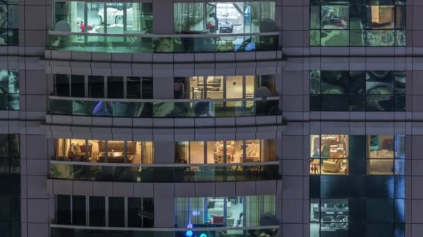 Vista nocturna del apartamento exterior timelapse edificio. Rascacielos de gran altura con luces intermitentes en las ventanas — Vídeos de Stock