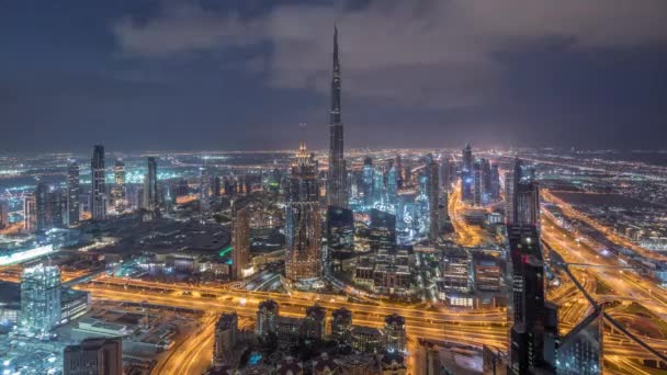 Dubai Centro skyline paisaje urbano futurista con muchos rascacielos y Burj Khalifa antena noche al día timelapse . — Vídeo de stock