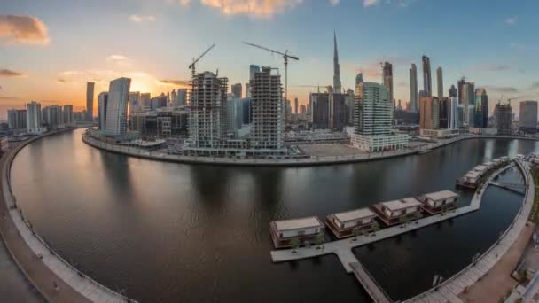 Dubai centro de la ciudad al atardecer cerca del timelapse aéreo del río — Vídeos de Stock