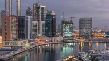 Dubai şehrinin ritmi gece gündüz havadan zamana