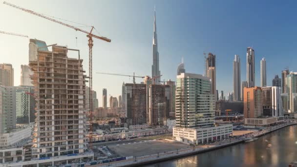 Rascacielos cerca de canal en Dubai con cielo azul timelapse aéreo — Vídeo de stock