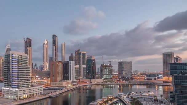 El ritmo de la ciudad de Dubai de noche a mañana timelapse aéreo — Vídeo de stock