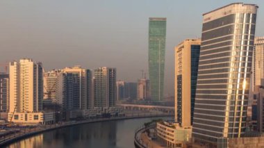 Lüks Dubai zaman çizelgesinde yeni modern gökdelenlerin havadan görünüşü