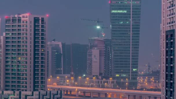 在豪华的迪拜时间飞逝的空中俯瞰着新的现代摩天大楼的美丽景色。 从夜晚到白天的过渡 — 图库视频影像