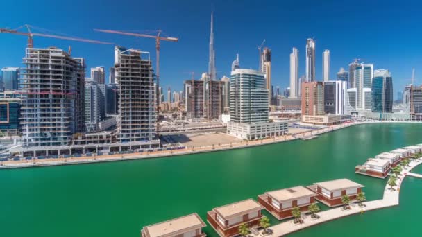 Rascacielos cerca del canal en Dubai cerca del maravilloso timelapse aéreo del canal — Vídeo de stock