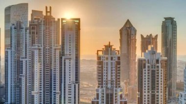 Günbatımında Business Bay, Dubai, Uae 'de birçok gökdelenle modern konut ve ofis kompleksi..