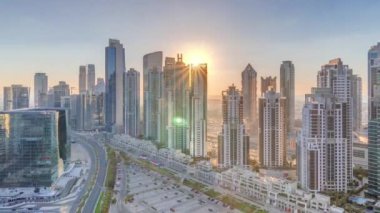 Business Bay, Dubai, Uae 'de birçok gökdelenli modern konut ve ofis kompleksi.