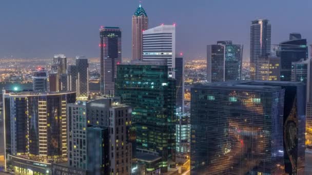 Πανόραμα του Business Bay Ντουμπάι νύχτα με την ημέρα εναέρια timelapse. — Αρχείο Βίντεο