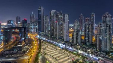 Business Bay, Dubai, Uae 'de birçok gökdelen gece zaman ayarlı modern konut ve ofis kompleksi.