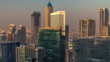 Dubais iş hangarı kuleleri, hava zaman ayarlı..