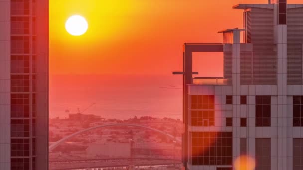 迪拜商业湾现代住宅和办公大楼空中楼阁后的落日 — 图库视频影像