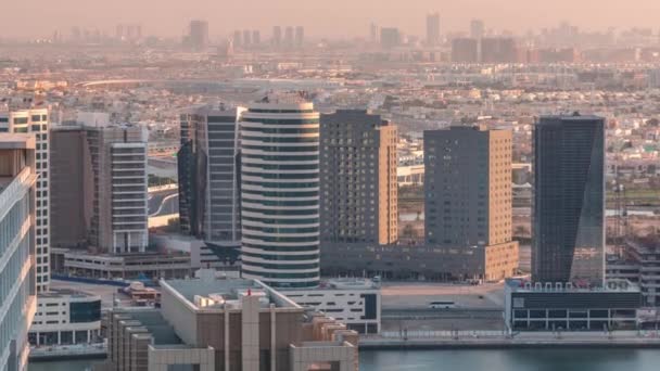 Dubais business bay torens op de avond luchtfoto timelapse. — Stockvideo