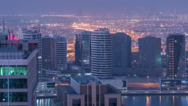 Dawn in de grote stad Dubai van nacht tot ochtend overgang luchtfoto timelapse — Stockvideo