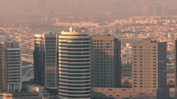 Dubais torres de la bahía de negocios en la mañana timelapse aéreo . — Vídeo de stock