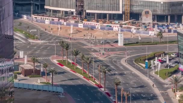 Top ver o tráfego da cidade em uma encruzilhada em Dubai Business Bay timelapse . — Vídeo de Stock