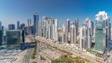 Business Bay, Dubai, Uae 'de birçok gökdelenli modern konut ve ofis kompleksi.