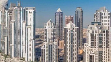 Business Bay, Dubai, Uae 'de birçok gökdelenli modern konut ve ofis kompleksi.