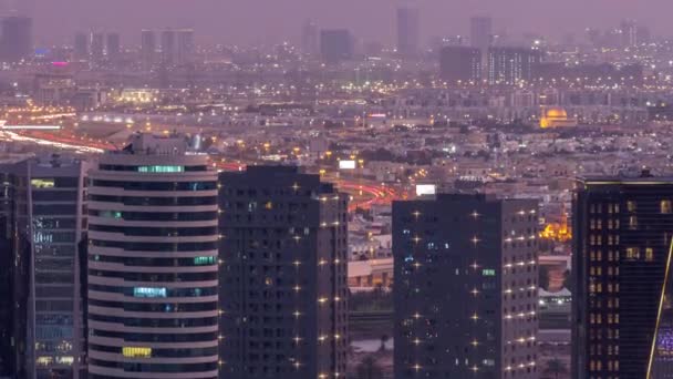Dubai Business Bay Türme am Abend Antenne Tag-Nacht-Zeitraffer. — Stockvideo
