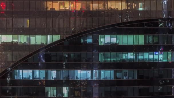 Vista aérea de luzes de janelas de escritórios em Dubai Timelapse aéreo — Vídeo de Stock