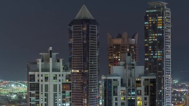 Vista nocturna de las luces de los rascacielos por la noche en Dubai timelapse aéreo — Vídeos de Stock