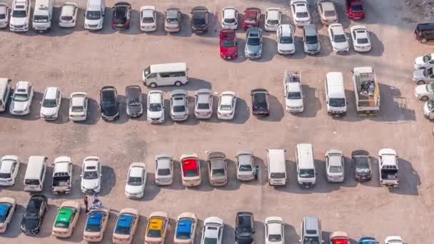 Flygfoto fulla bilar på stora utomhus parkeringsplatser timelapse i Dubai, Uae. — Stockvideo