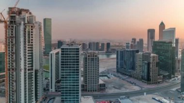 Akşam saatlerinde Dubais iş hangarı kuleleri.