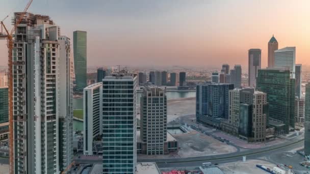 Dubais torres de la bahía de negocios en la noche timelapse aéreo . — Vídeos de Stock