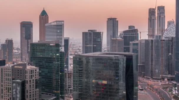 Dubais business bay torens op de avond antenne dag tot nacht timelapse. — Stockvideo