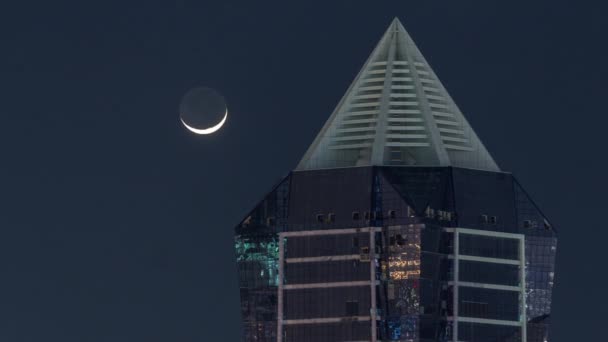 Vista noturna de luzes de arranha-céus à noite em Dubai timelapse aérea — Vídeo de Stock