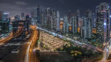 Business Bay, Dubai, Uae 'de birçok gökdelen gece zaman ayarlı modern konut ve ofis kompleksi.
