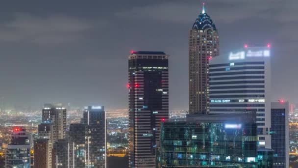 Dubais business bay torens antenne nacht timelapse. — Stockvideo
