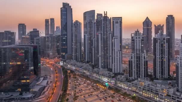 Moderno complexo residencial e de escritórios com muitas torres aéreas dia a noite timelapse em Business Bay, Dubai, Emirados Árabes Unidos . — Vídeo de Stock