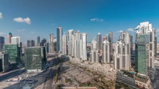 Moderno complejo residencial y de oficinas con muchas torres de timelapse aéreo en Business Bay, Dubai, Emiratos Árabes Unidos . — Vídeos de Stock