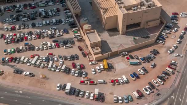 Vue aérienne voitures complètes sur les grands parkings extérieurs timelapse à Dubaï, EAU . — Video