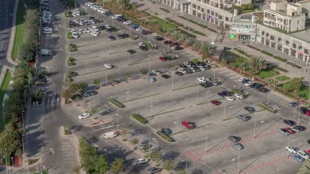 Вид с воздуха полные автомобили на больших открытых автостоянках Timelapse в Дубае, ОАЭ . — стоковое видео
