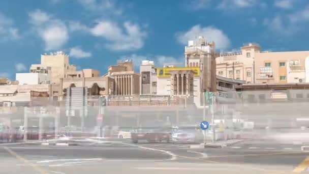 Tráfico en la intersección cerca de la entrada al timelapse de Gold Souk en Deira en Dubai — Vídeo de stock
