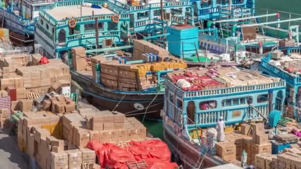 Cargando un barco en puerto timelapse en Dubai, Deira Creek, Emiratos Árabes Unidos . — Vídeos de Stock