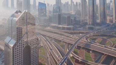 Dubai şehir merkezindeki boş otoyol kavşağının havadan görüntüsü.
