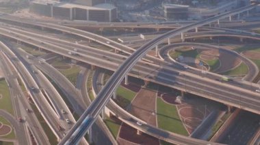 Dubai şehir merkezindeki boş otoyol kavşağının havadan görüntüsü.