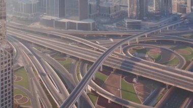 Dubai şehir merkezindeki boş otoyol kavşağının havadan görüntüsü.