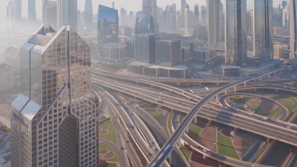Letecký pohled na prázdnou dálniční křižovatku v centru Dubaje. — Stock video