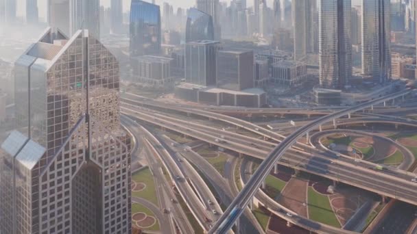 Luchtfoto van lege autowegen in Dubai centrum. — Stockvideo