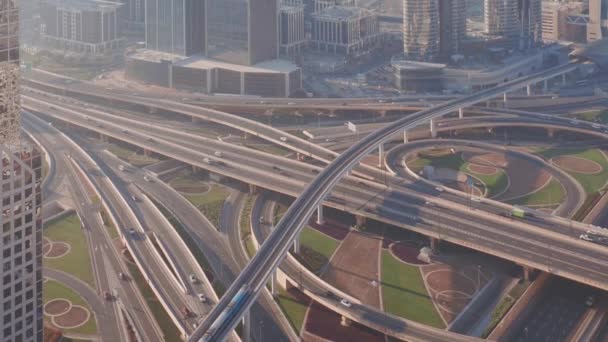 Luchtfoto van lege autowegen in Dubai centrum. — Stockvideo
